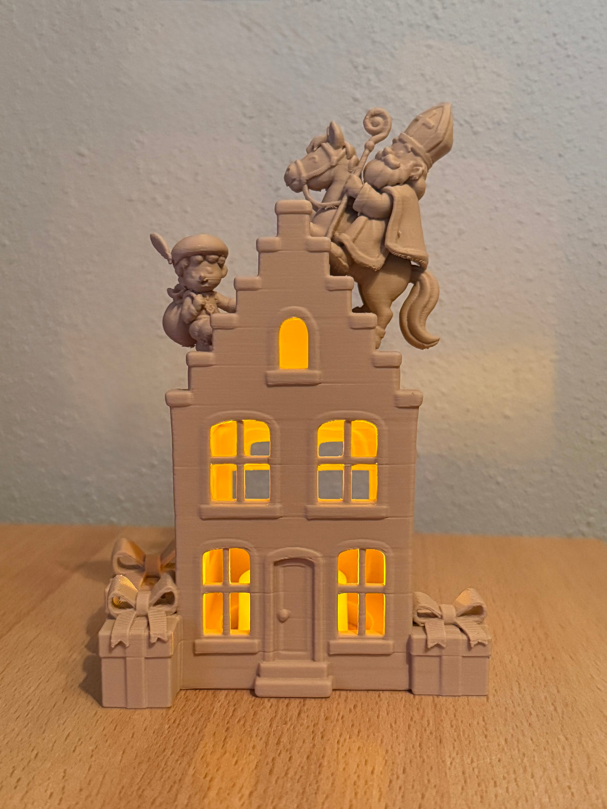 Sinterklaas Lichthuisje met Sint, Piet & Ozosnel โ Inclusief LED-Kaars